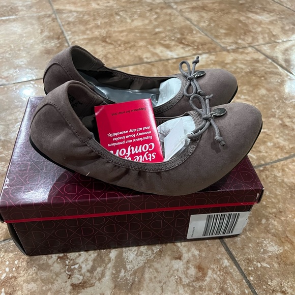 Shoes - dexflex Comfort Taupe Suede Women's Caroline String Tie Flat 5.5 Wide